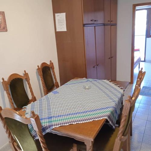tavolo da pranzo con una tovaglia a scacchi di Apartmani Dotlić a Njivice