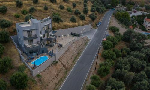 una vista aérea de una casa y una carretera en Elmaky Luxury Apartments en Palaiokastro