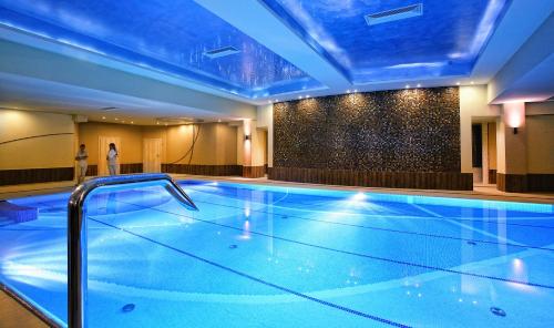 a large swimming pool in a hotel room at Dosłońce Resort Wellness & Farm in Racławice