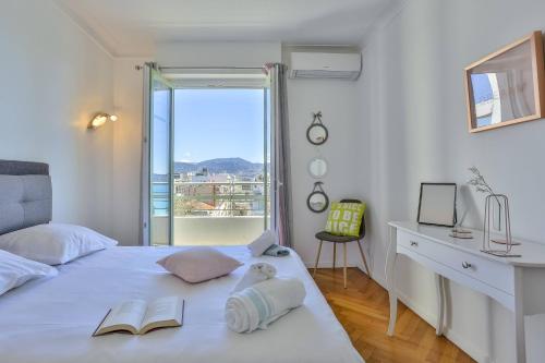 - une chambre avec un lit, un bureau et une fenêtre dans l'établissement Maison Bianchi - 1156 Promenade des Anglais, à Nice