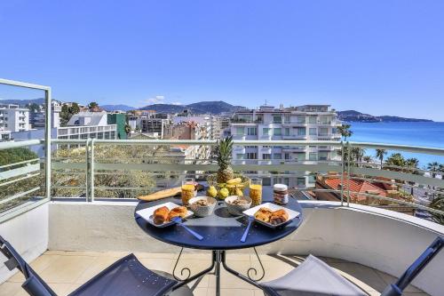 - un plateau de nourriture sur une table sur un balcon dans l'établissement Maison Bianchi - 1156 Promenade des Anglais, à Nice