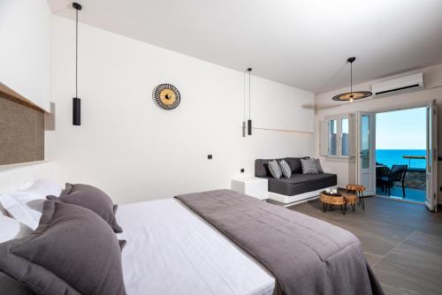 1 dormitorio con 1 cama y sala de estar en Neoma Luxury Suites en Karterados