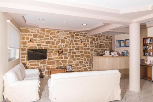 Una televisión o centro de entretenimiento en Maistrali Hotel Zante