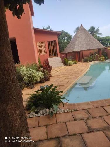 une maison avec piscine devant un immeuble dans l'établissement Lagoon Residence, à Porto-Novo