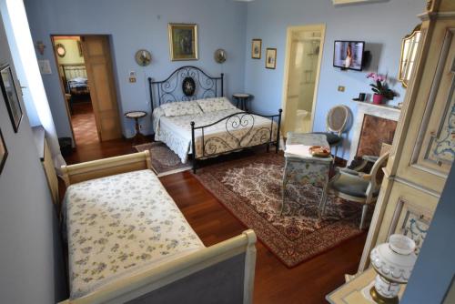 薩維利亞諾的住宿－B&B Villa Cardellini，一间卧室设有一张床和一间客厅。