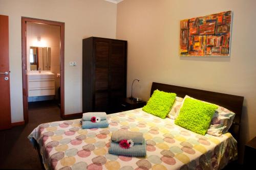 un dormitorio con una cama con dos almohadas. en Spanish Water Beach Resort, en Willemstad