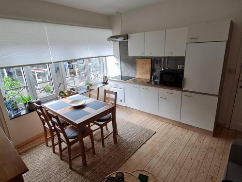 cocina con mesa y sillas en una habitación en Alarea en La Roche-en-Ardenne