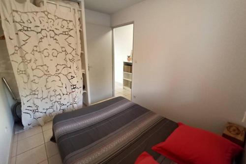 Cette petite chambre comprend un canapé. dans l'établissement Appartement F2 proche des criques et thalasso, à Banyuls-sur-Mer