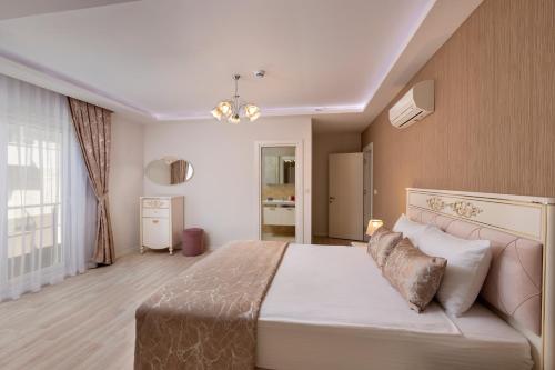een slaapkamer met een groot bed in een kamer bij Onix Apart Hotel in Antalya