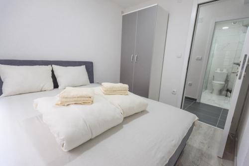 Postel nebo postele na pokoji v ubytování Apartmani Centar Loznica
