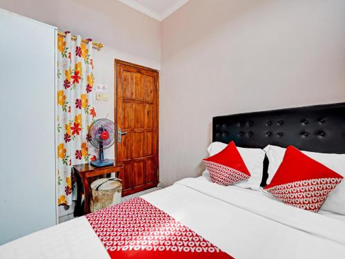 Gallery image of OYO 90234 Dhoho Family Guest House in Kediri