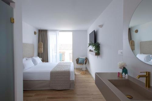 May Altafulla Beach Boutique Hotel — Photo of the whole room