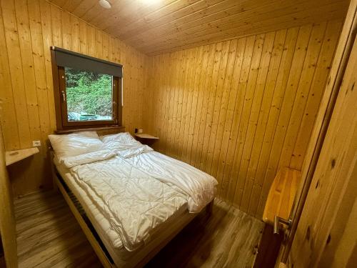 Habitación pequeña con cama y ventana en Haus im Grünen, en Trendelburg