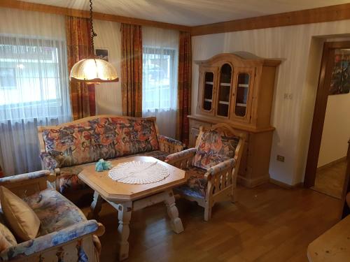 a living room with a couch and a table and chairs at Feldlechn in Lappago