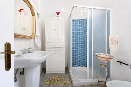 bagno bianco con doccia e lavandino di Casa Mathilde Sintra a Sintra