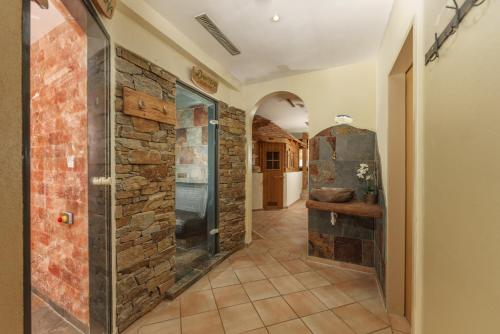 A bathroom at Naturhotel Lärchenhof