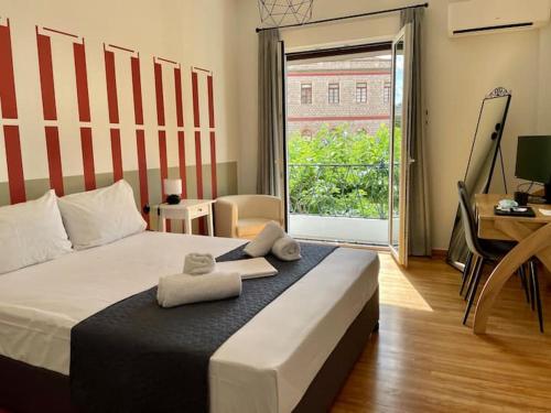 Acropolis Museum Apartment في أثينا: غرفة نوم عليها سرير وفوط