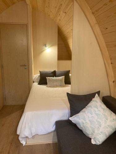 Camping Vila de Sarria tesisinde bir odada yatak veya yataklar