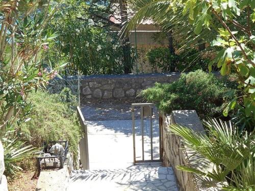 Taman di luar STINA