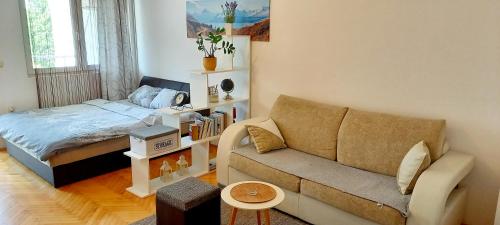 sala de estar con sofá y cama en Bulevar, en Brčko