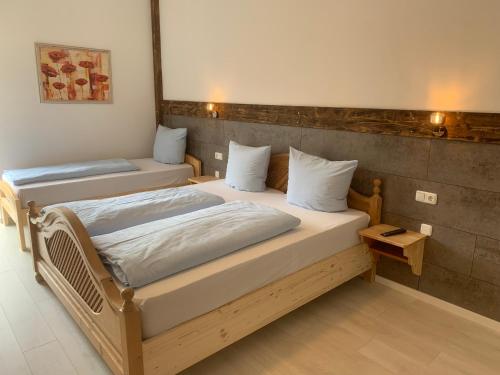 two twin beds in a room with at Gasthof Löwen in Pfronten