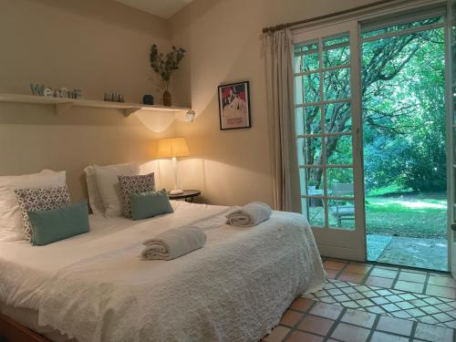 VillamblardにあるThe Garden Roomのベッドルーム1室(ベッド1台、大きな窓付)