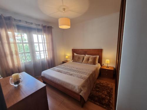 - une chambre avec un grand lit et deux lampes dans l'établissement Alojamento Casa da Eira, à Gerês