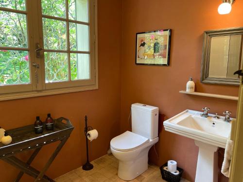 une salle de bain avec toilettes et lavabo dans l'établissement The Garden Room, à Villamblard