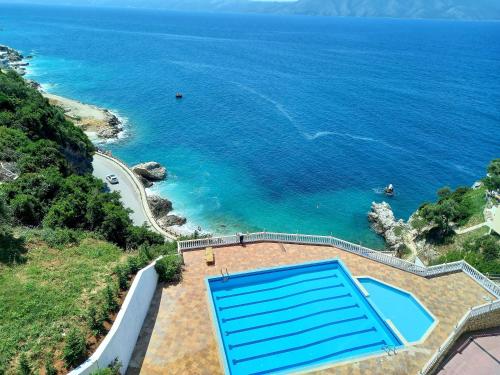 Una vista al mar y una piscina. en Magic View, en Vlorë