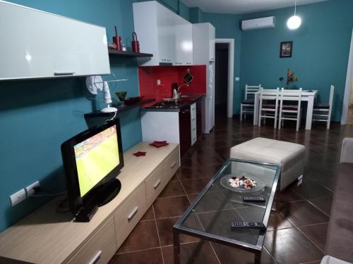 un salon avec une télévision à écran plat sur un comptoir dans l'établissement Magic View, à Vlorë