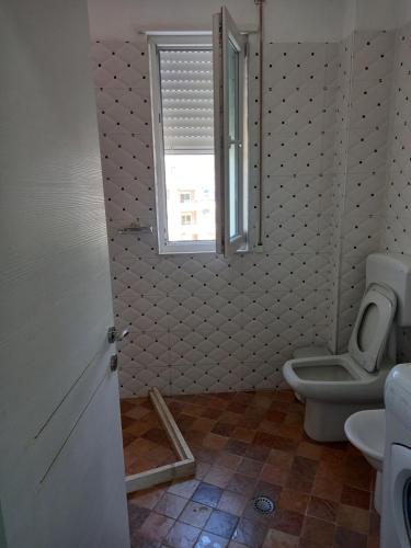 un bagno con wc e finestra di Magic View a Vlorë