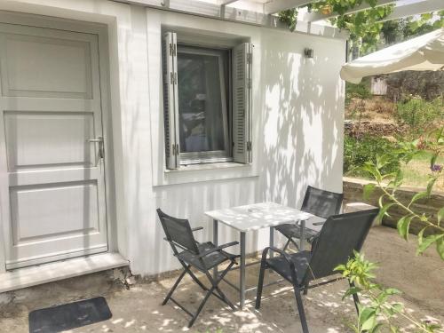 Vườn quanh Bright & Cozy Home, 5 mins to Andros Town