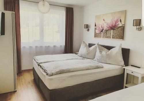 sypialnia z łóżkiem typu king-size i oknem w obiekcie Apartment Life w mieście Radstadt