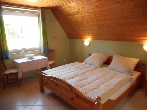 um quarto com uma cama grande e um tecto em madeira em Gästehaus Kathi em Gyenesdiás