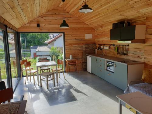 - une cuisine et une salle à manger dans une cabane en rondins dans l'établissement Penzion Only, à Kunějov