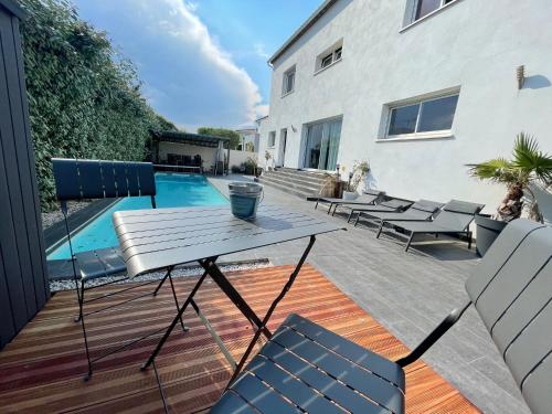 Πισίνα στο ή κοντά στο Villa Design le Crès