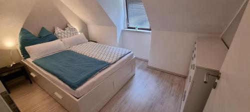 małą sypialnię z łóżkiem w małym pokoju w obiekcie Süße kleine Ferienwohnung w mieście Pirna