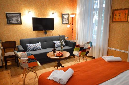 una sala de estar con un sofá y una mesa en Always Welcome, en Tiflis