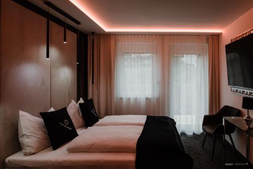 Pokój hotelowy z dużym łóżkiem z poduszkami w obiekcie The Place Boutique & Design Hotel Flachau w mieście Flachau