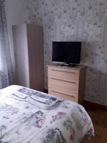 Telewizja i/lub zestaw kina domowego w obiekcie Tarbert - Room Only