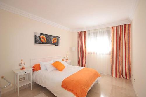 um quarto branco com uma cama e uma janela em Hills Marbella luxury apartment Benahavis em Estepona