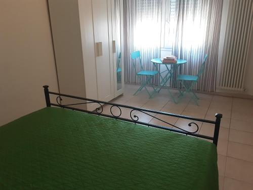 a bedroom with a bed and a table and chairs at Locazione Menini - Appartamento zona stazione in Padova