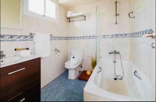 łazienka z wanną, toaletą i umywalką w obiekcie Residencial Algaida w mieście Sitio de Calahonda