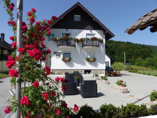 um edifício com flores em frente em House Pox em Plitvicka Jezera