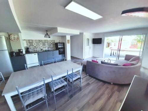 Kuchyň nebo kuchyňský kout v ubytování Gîte du marié à 7mn du puy du F0U