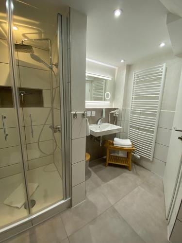 a bathroom with a shower and a sink at Hotel Pension Haus Talblick Edersee in Hemfurth-Edersee