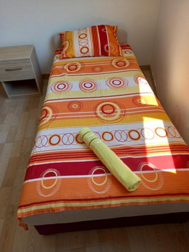 a pair of beds in a room with a bedspread at MD APARTMANI CANJ in Čanj