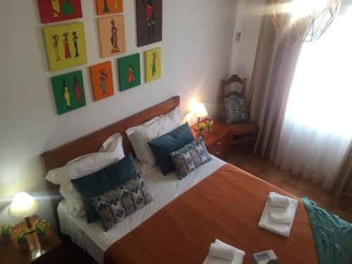 una camera da letto con un grande letto in legno con cuscini di Fisherman´s beach apartment ad Albufeira