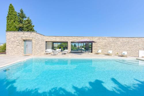 une grande piscine en face d'une maison dans l'établissement SERRENDY - Custom villa with swimming pool, à Mandelieu-la-Napoule