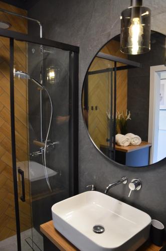 y baño con lavabo y espejo. en Apartament Młynówka, en Gdansk